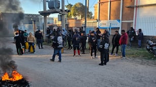 Los empleados manifestaron en el ingreso a de la fábrica de Córdoba.