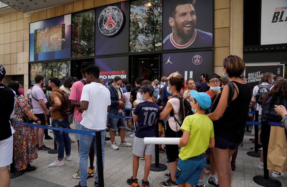 Largas filas en París para comprar la camiseta de Lionel Messi