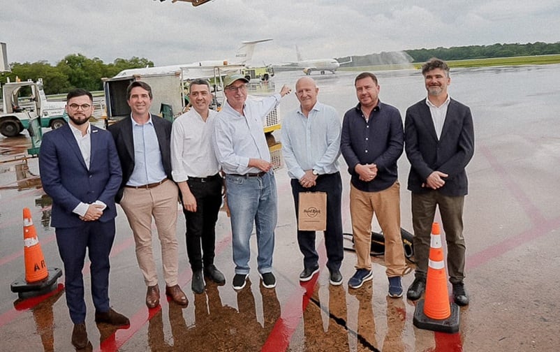 Autoridades de la provincia acompañaron la llegada del vuelo.