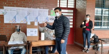 Horacio Mártinez, candidato a Concejal por Posadas, emitió su voto en la Escuela Virgen de Itatí