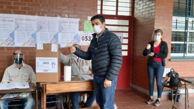 Horacio Mártinez, candidato a Concejal por Posadas, emitió su voto en la Escuela Virgen de Itatí