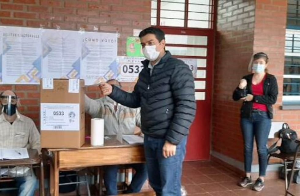 Horacio Mártinez, candidato a Concejal por Posadas, emitió su voto en la Escuela Virgen de Itatí