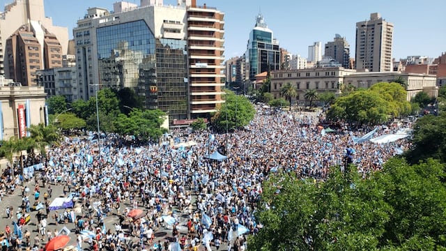 Locura total en el Patio Olmos por los festejos de Argentina campeón del mundo. (Pedro Castillo/La Voz)