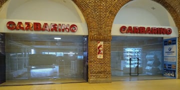 La tienda de Alto Rosario Shopping no abrió al público este lunes por la mañana. (@aecrosario)