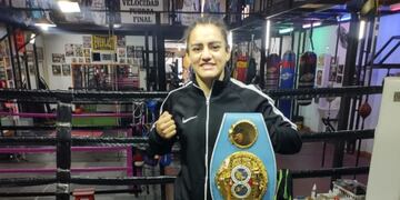 Micaela Luján, actual campeona mundial súper mosca, no podrá exponer su título debido a las restricciones por la pandemia.