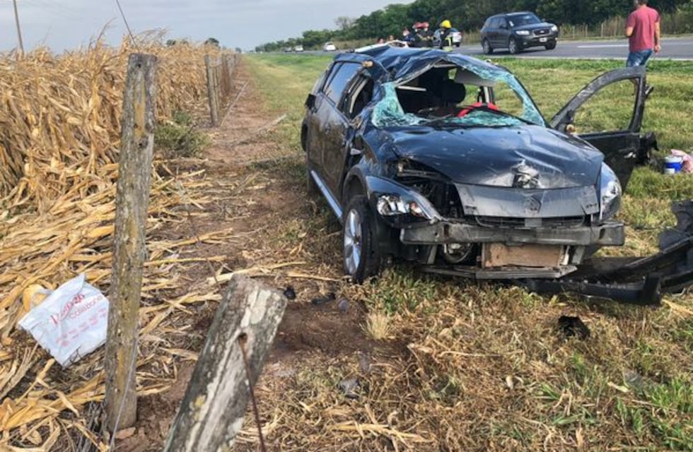 Una familia se accidentó en la ruta 19