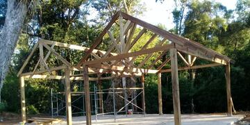 Puerto Iguazú: construyen quinchos para turistas en comunidades mbya.