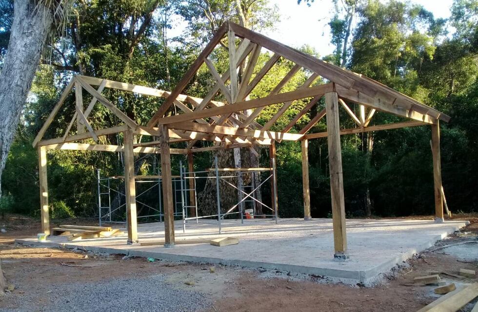 Puerto Iguazú: construyen quinchos para turistas en comunidades mbya