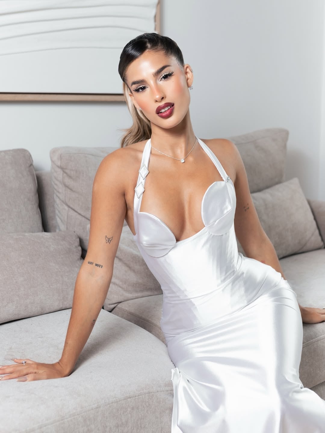 Escote pronunciado y espalda al descubierto: Julieta Poggio enamoró corazones con un look total white de gala de alto impacto