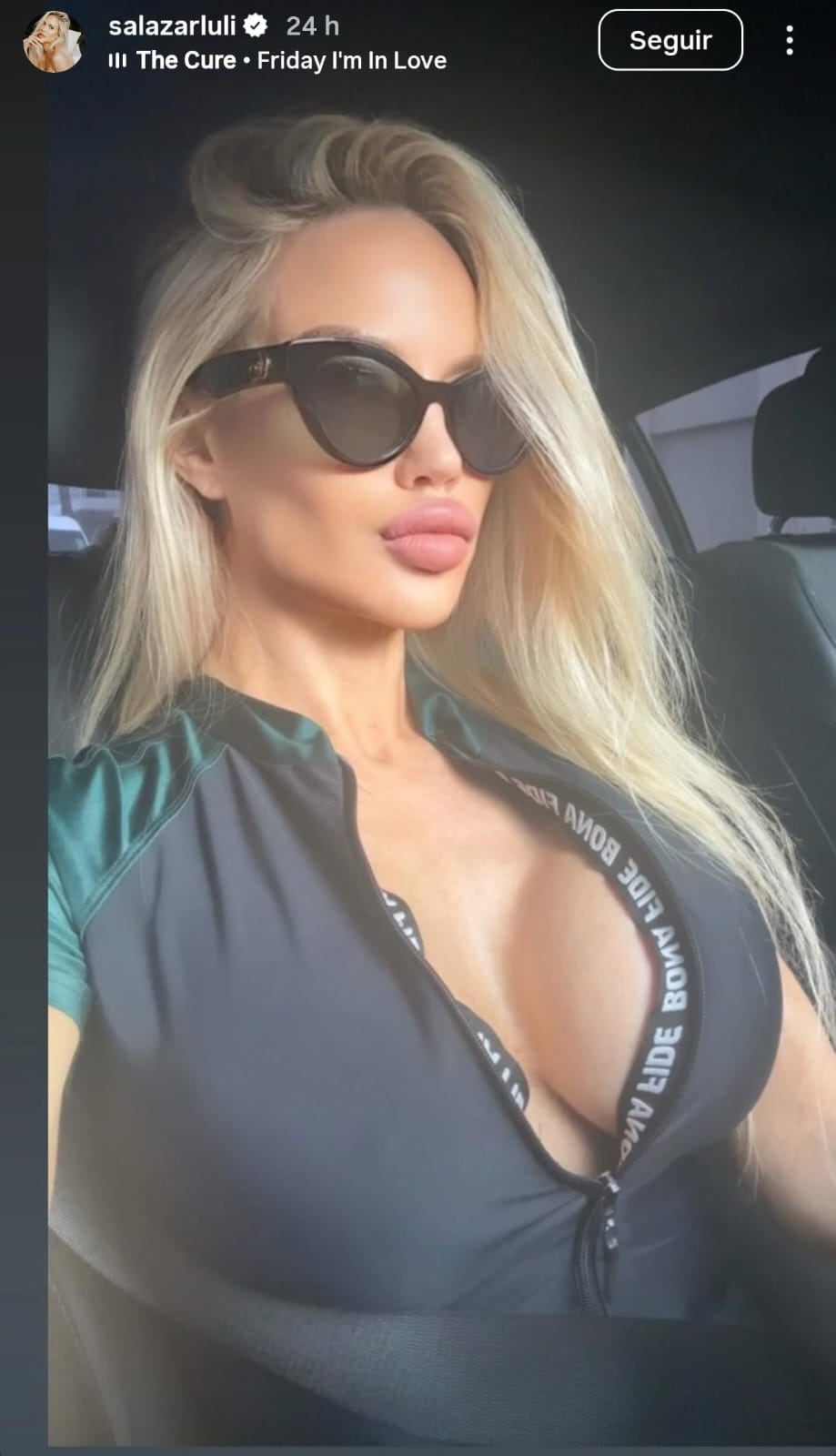Luciana Salazar miró a cámara y posó con un top mega escotado que causó sensación entre sus fans