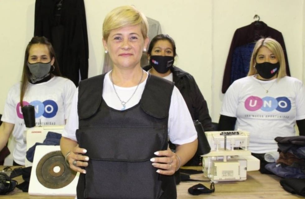 Precandidata a concejal reparte chalecos antibalas para proteger a vecinos de los sicarios