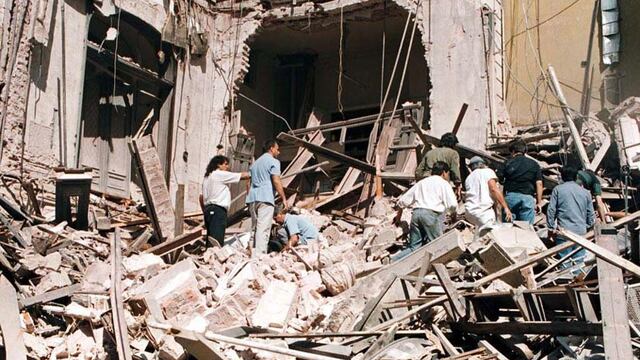 ATENTADO. Los escombros tras el ataque a la embajada, en 1992 (La Voz/Archivo).
