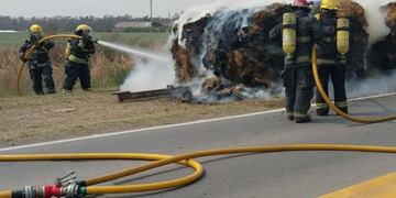 Bomberos sofocaron un Incendio de rollos de alfalfa en Arroyito
