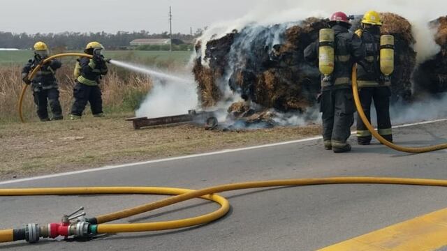 Bomberos sofocaron un Incendio de rollos de alfalfa en Arroyito