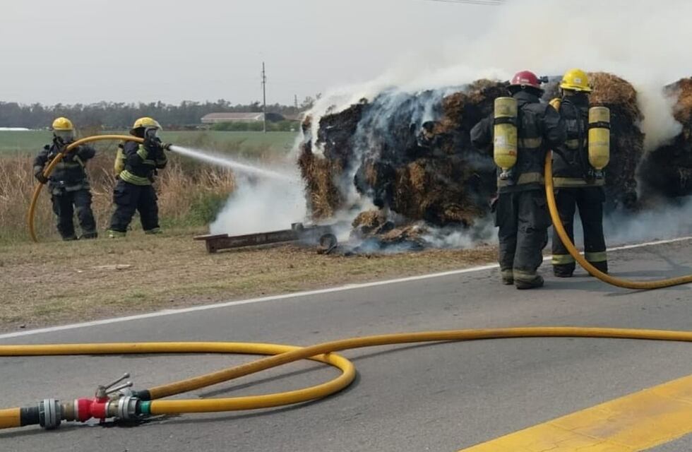 Arroyito: bomberos lograron sofocar un incendio de rollos que eran transportados