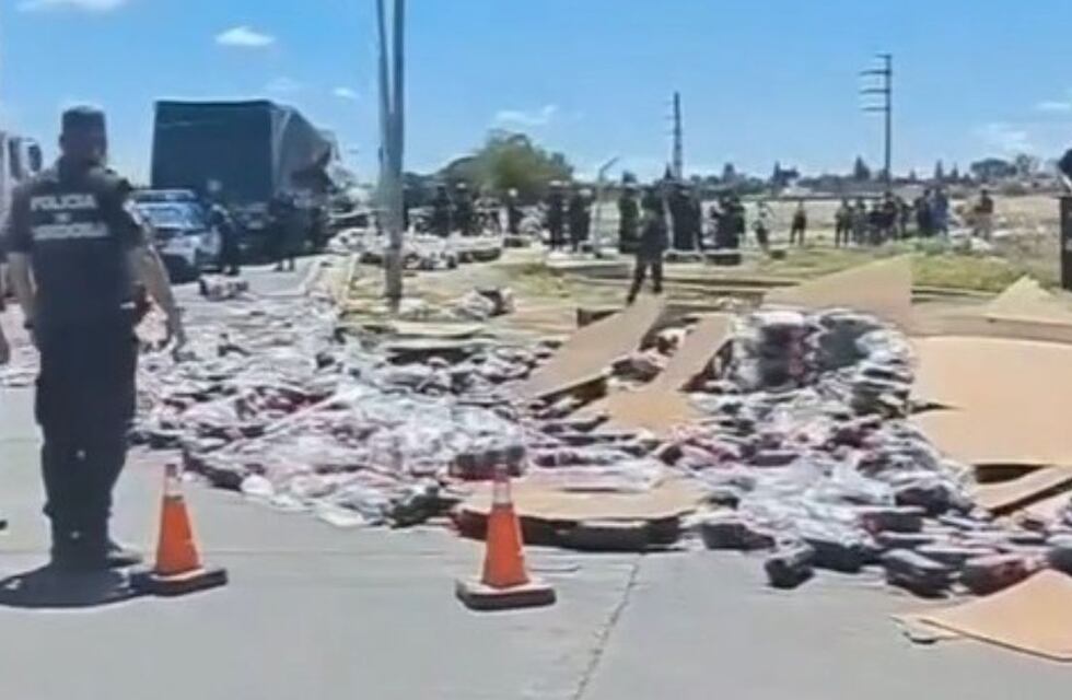 Solo pasa en Córdoba: un transporte de Coca volcó en el mismo lugar que días atrás cayó uno de fernet