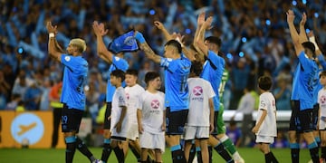 A lo Belgrano. La comunción de los jugadores con los hinchas, para otro recibimiento de película en Copa Argentina.