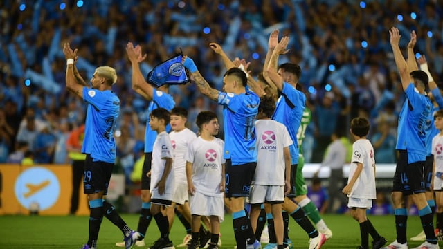 A lo Belgrano. La comunción de los jugadores con los hinchas, para otro recibimiento de película en Copa Argentina.