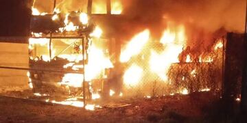 Detuvieron a dos personas por el incendio de un colectivo