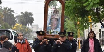 La imagen peregrina de la Virgen de Río Blanco y Paypaya fue llevada en sencilla procesión desde la Catedral Basílica hasta la sede parlamentaria ubicada a pocas cuadras.