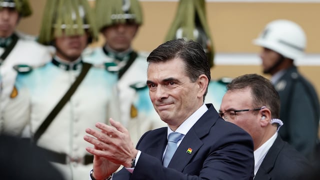 El presidente electo de Bolivia, Rodrigo Paz Pereira, llega al acto de investidura este sábado, a la plaza Murillo en La Paz (Bolivia). Paz Pereira tomó juramento como el nuevo presidente de Bolivia para un periodo de cinco años, abriendo un nuevo ciclo político y económico en el país suramericano después de 20 años de la izquierda en el poder.