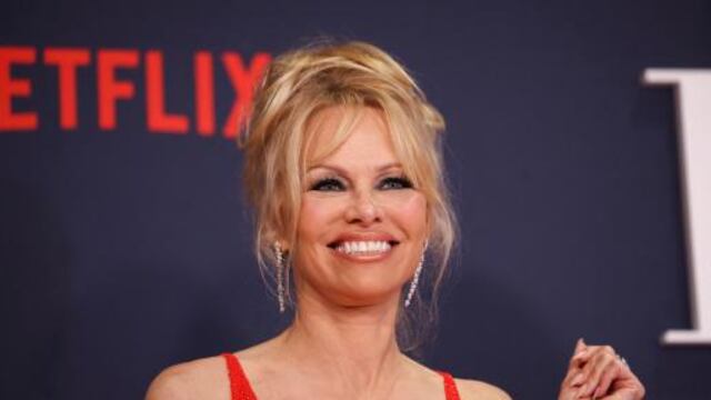 Pamela Anderson en la premier de Pamela, una historia de amor.