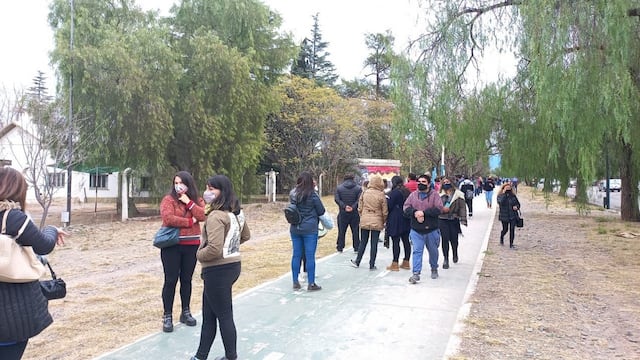 Demoras y quejas por los docentes que se tienen que vacunar en el Arena Aconcagua. Pasado el mediodía la cola superaba la rotonda de Monseñor Orzali. Gentileza