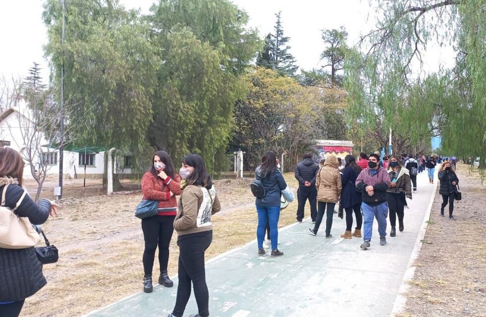 Vacuna COVID-19 en Mendoza: quejas y largas colas de docentes mayores de 30 años en el Parque