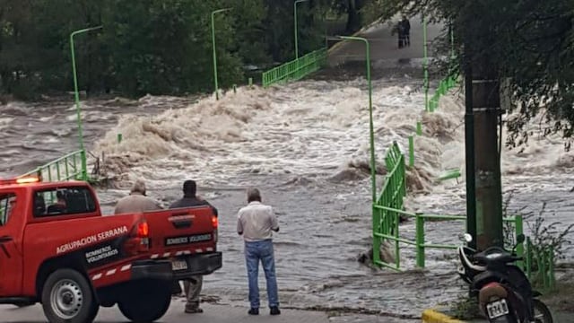La crecida superó al puente de Playas de Oro 4.