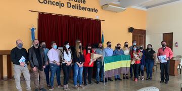 Se oficializaron la bandera, escudo y canción de Villa Arias