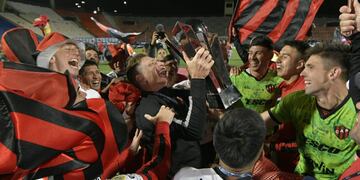Facundo Sava, técnico de Patronato, y la consagración ante Talleres (foto Orlando Pelichotti).