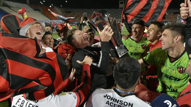 Facundo Sava, técnico de Patronato, y la consagración ante Talleres (foto Orlando Pelichotti).