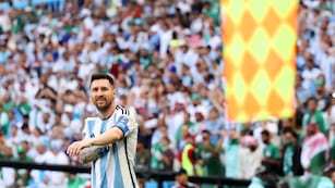 El banderín, protagonista en el duelo entre Argentina y Arabia (AP)