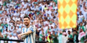 El banderín, protagonista en el duelo entre Argentina y Arabia (AP)