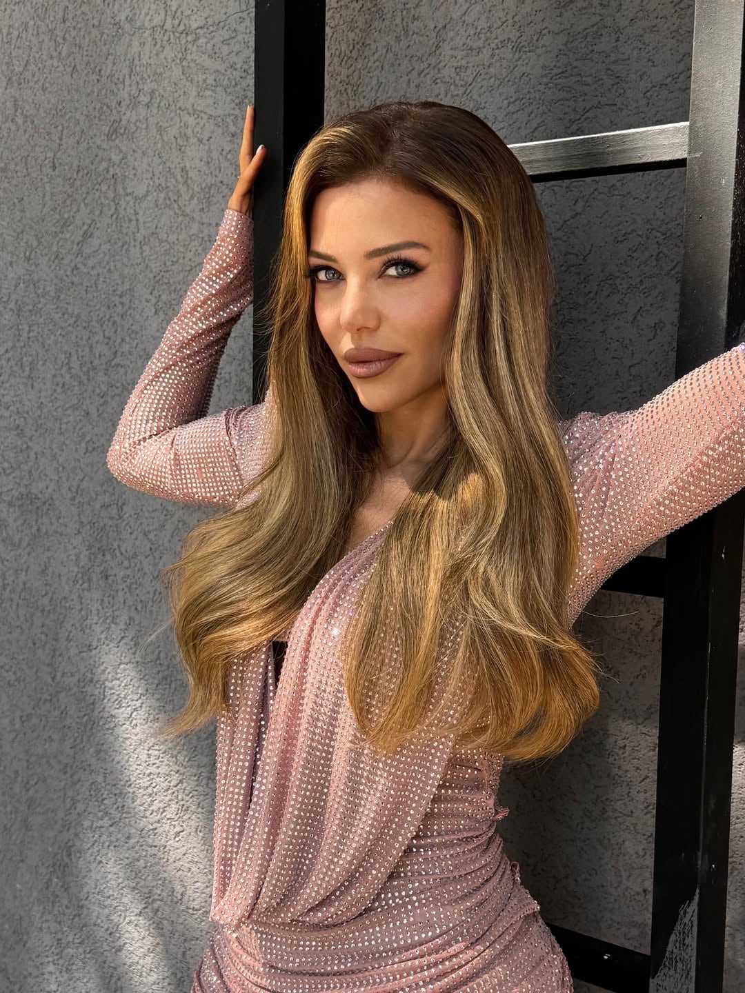 Evangelina Anderson lució un look a puro brillo y dio cátedra de estilo con un vestido muy diminuto