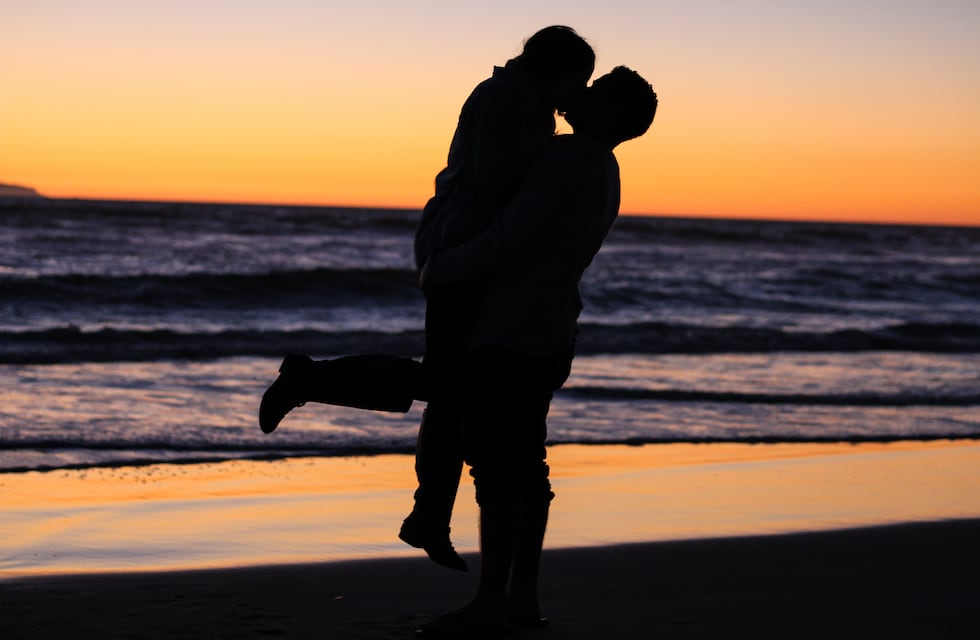 Día Internacional del Beso: un matrimonio tailandés se besó y rompieron el récord mundial