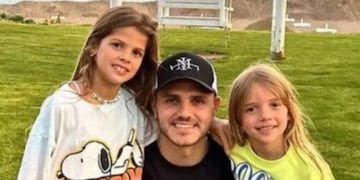 Mauro Icardi junto a sus hijas Isabella y Francesca.
