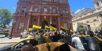 Taxistas autoconvocados paran hasta la medianoche.