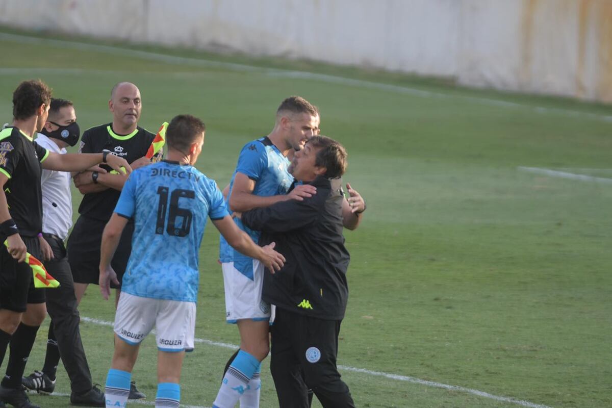 El goleador de Belgrano trata de parar a su entrenador que se va con todo a reclamarle al árbitro Nelson Sosa