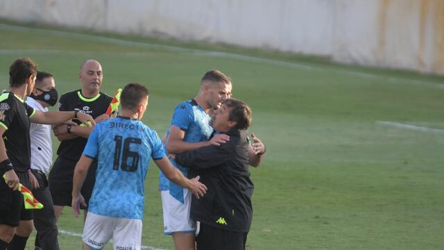 El goleador de Belgrano trata de parar a su entrenador que se va con todo a reclamarle al árbitro Nelson Sosa
