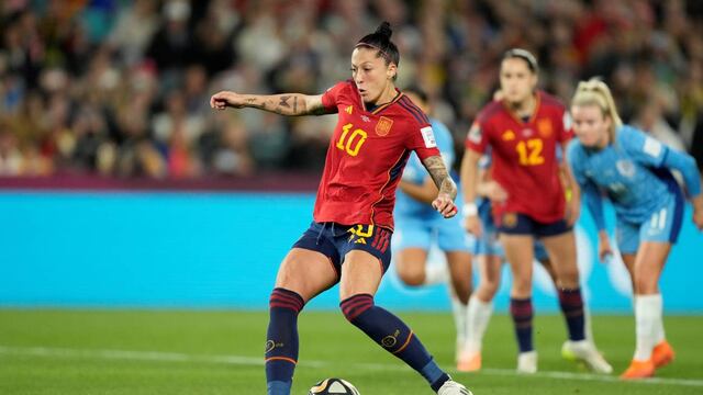 Jennifer Hermoso, la jugadora de España que se sorprendió con un beso en la boca del presidente de la Federación durante el festejo por el Mundial. (AP)