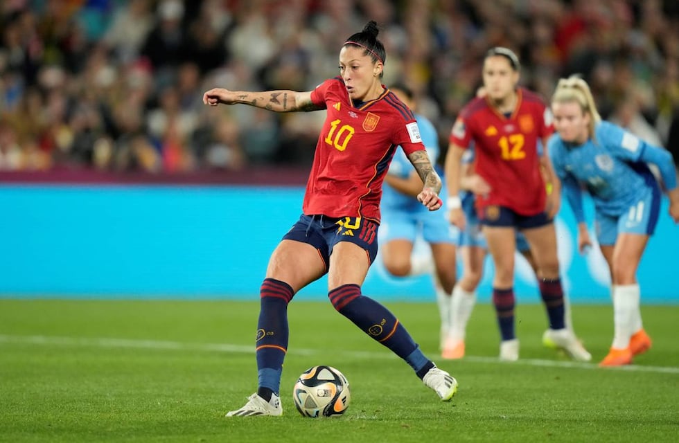 Escándalo en España: el presidente de la Federación besó en la boca a una jugadora en los festejos por el Mundial Femenino