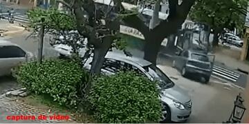 Colectivero borracho chocó a un auto en Banfield y murió uno de los ocupantes.