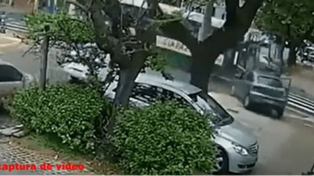 Colectivero borracho chocó a un auto en Banfield y murió uno de los ocupantes.