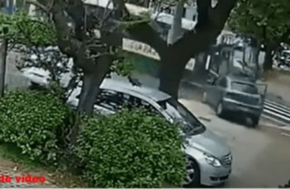 Tragedia en Banfield: un colectivero conducía borracho, chocó contra un auto y provocó la muerte de un hombre