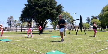 Una guía para hacer gimnasia y entrenarse gratis en las plazas en la Ciudad.