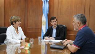 El intendente Leonardo Viotti, una de las coordinadoras de Municipios Unidos por la Niñez y la Adolescencia (MUNA) de UNICEF Argentina, Teresita Vargas, y el secretario de Desarrollo Humano y Salud, Gabriel Cáceres