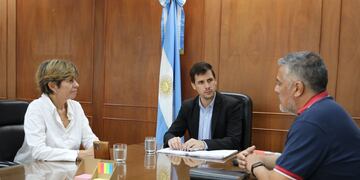 El intendente Leonardo Viotti, una de las coordinadoras de Municipios Unidos por la Niñez y la Adolescencia (MUNA) de UNICEF Argentina, Teresita Vargas, y el secretario de Desarrollo Humano y Salud, Gabriel Cáceres