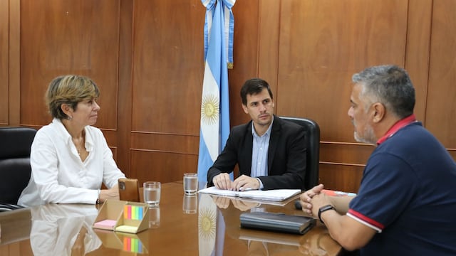 El intendente Leonardo Viotti, una de las coordinadoras de Municipios Unidos por la Niñez y la Adolescencia (MUNA) de UNICEF Argentina, Teresita Vargas, y el secretario de Desarrollo Humano y Salud, Gabriel Cáceres
