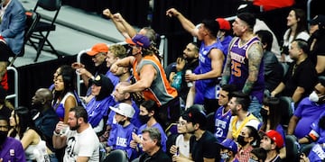 Hubo peleas entre fanáticos en la NBA.